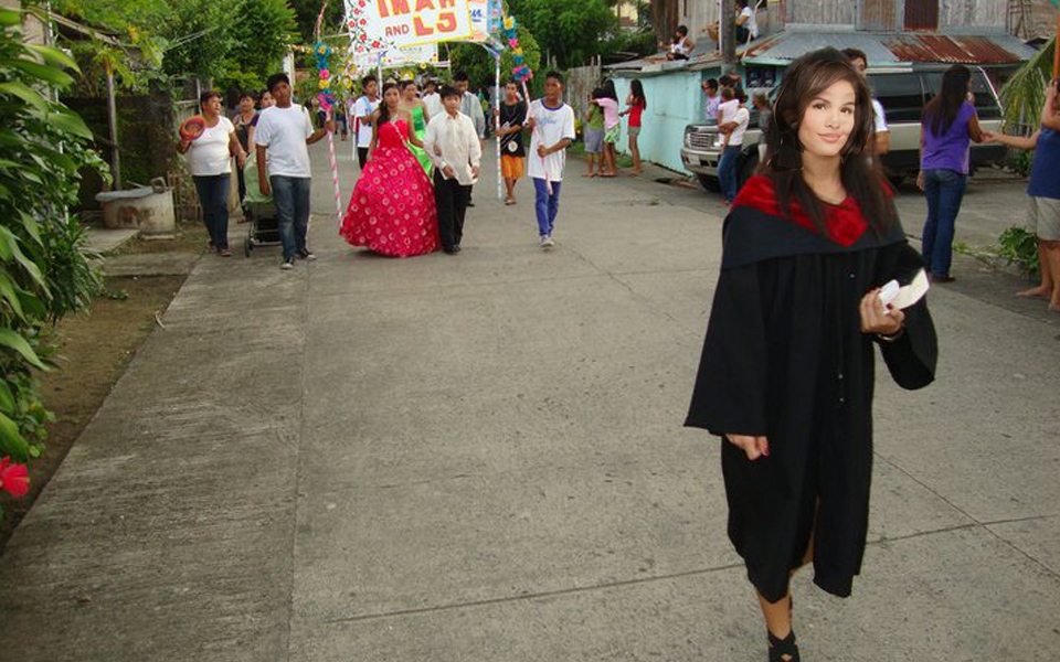 Reyna Abogada iza calzado flores de mayo