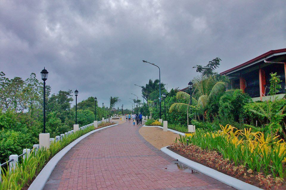 Iloilo river esplanade bika and walk paths