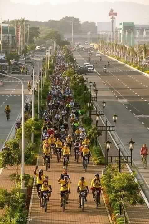 iloilo walkway walk and bike path in between highway