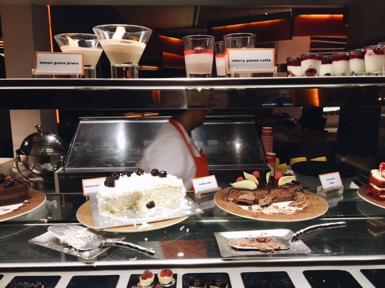 Line Shangri-La Singapore Buffet - Desserts cakes and pastries