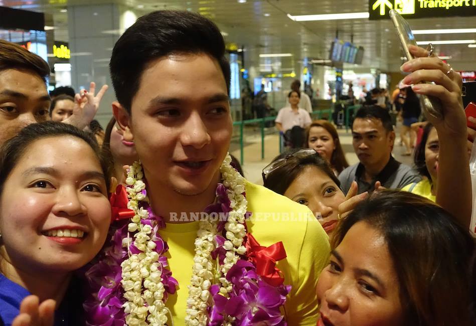 alden richards arrival in singapore for concert July 23, 2016 changi airport big crowd selfie with fans
