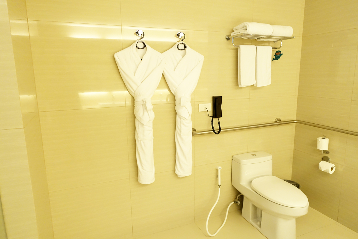 Jin Jiang Inn Makati Business Room Toilet