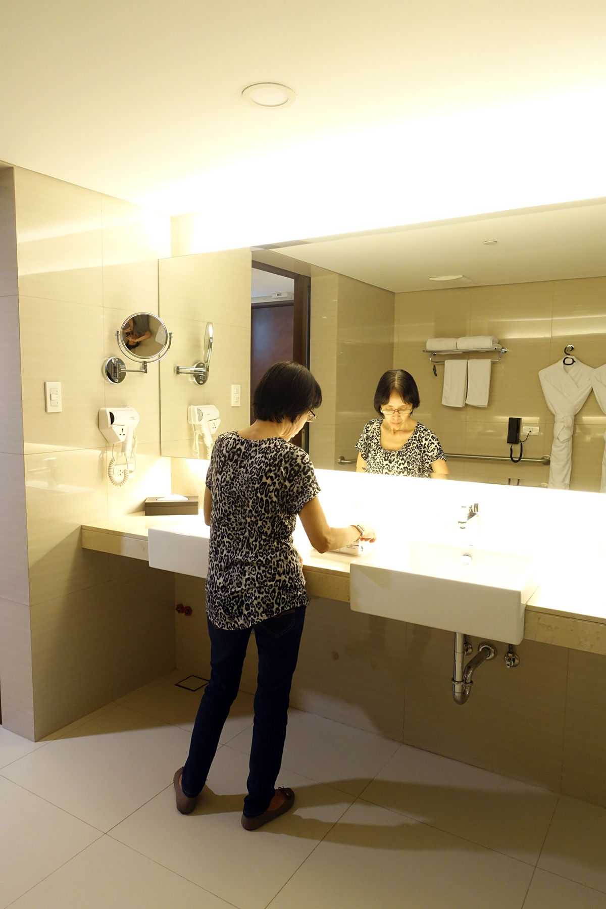 mom guest jin jiang inn makati room