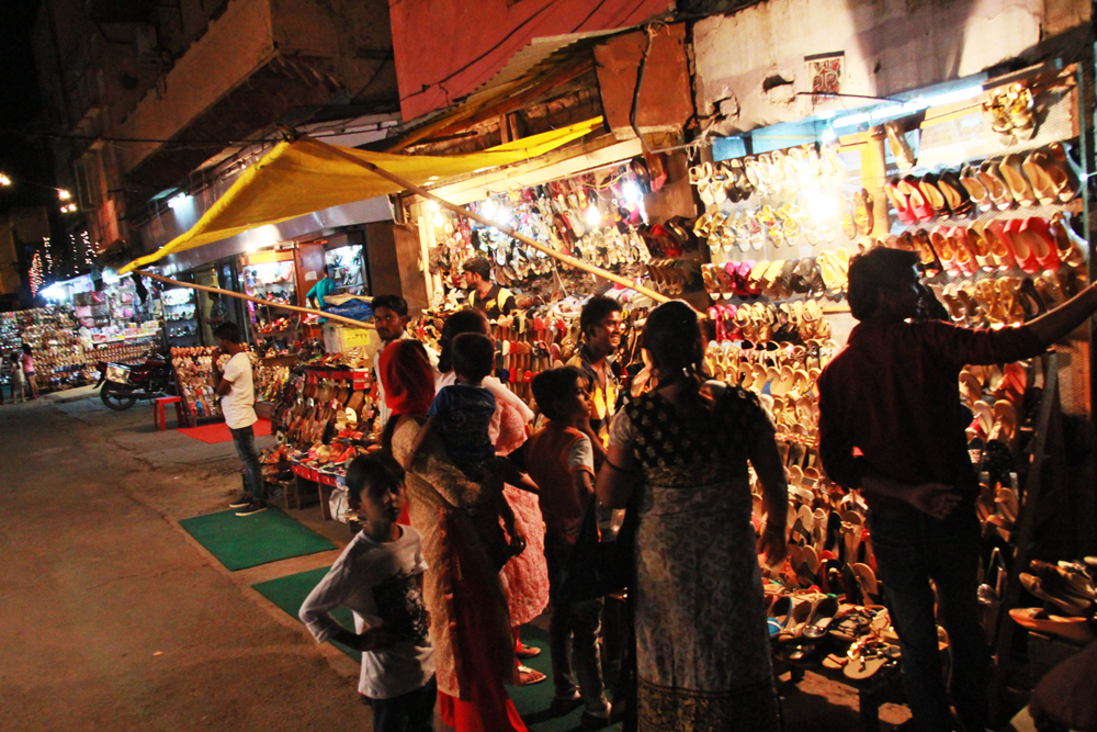 agra-central-market-sandals-sellers