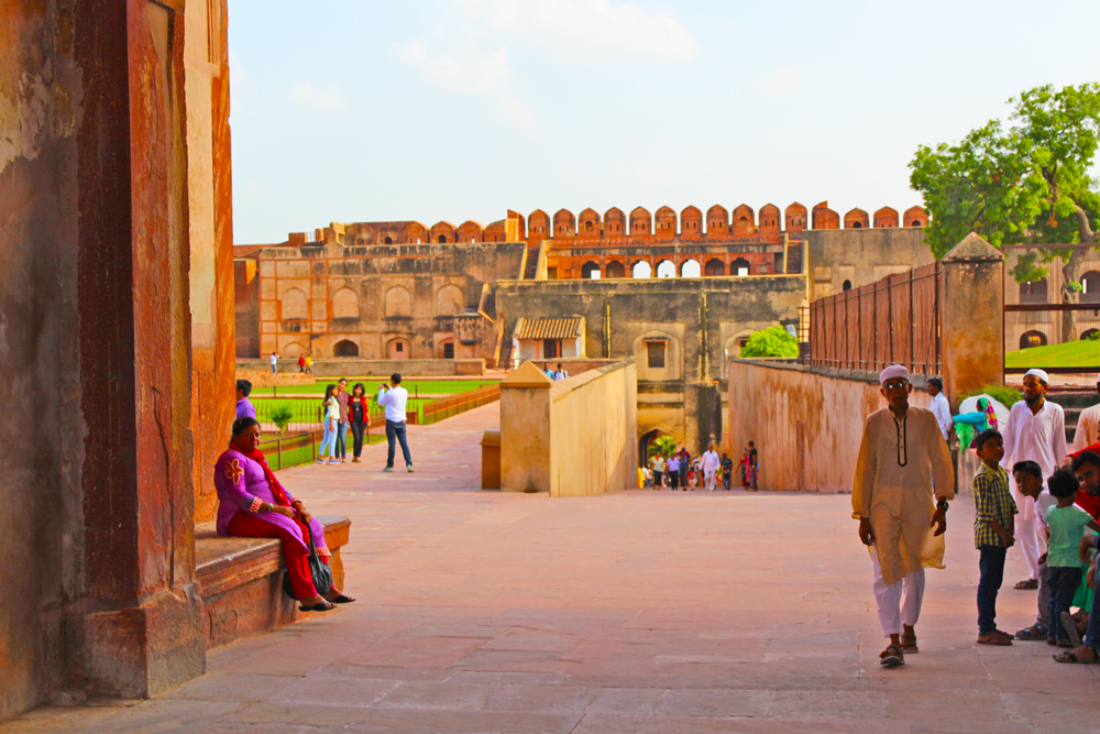 agra-fort-locals-tourists-india