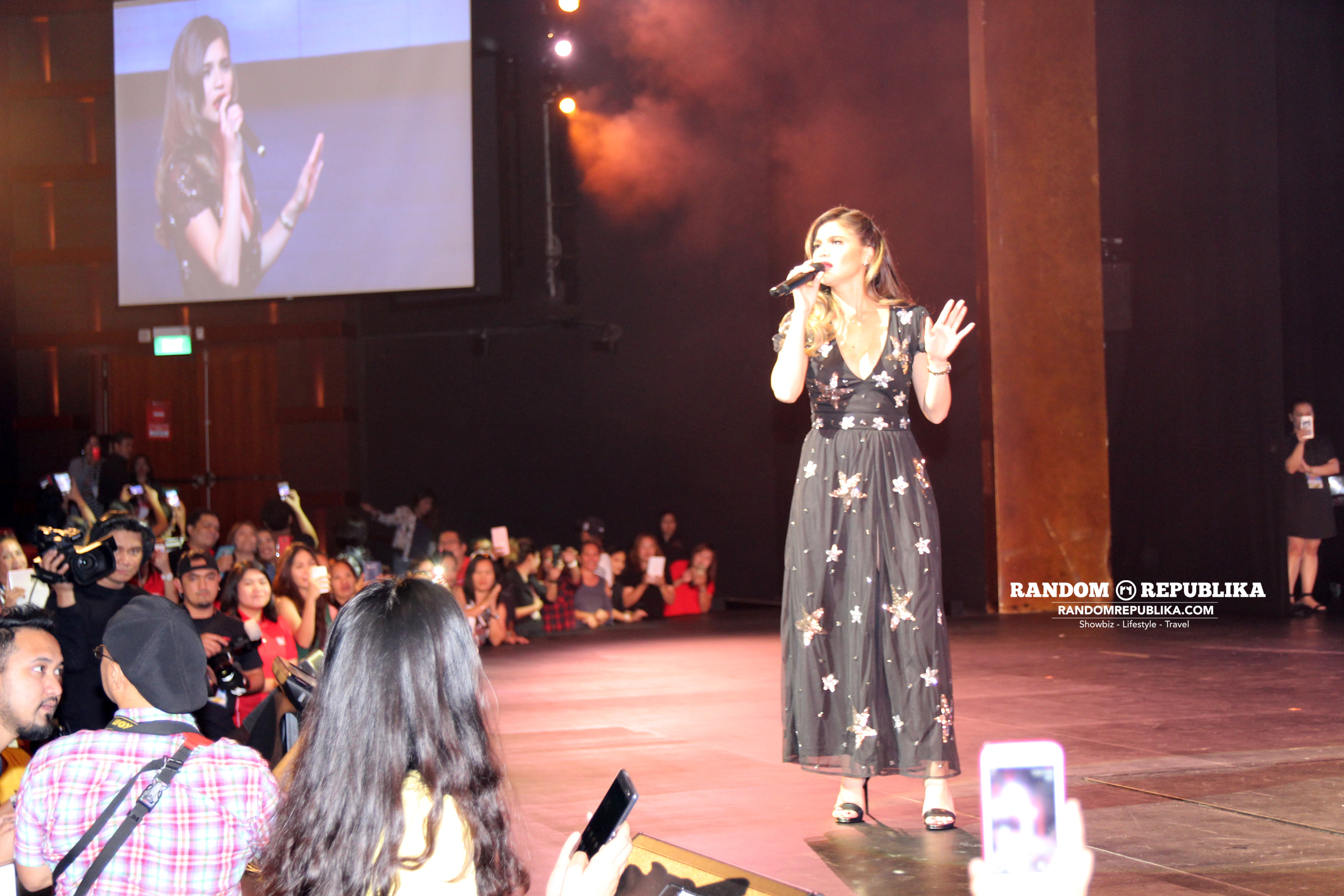anne-curtis-solo-singing-red-lipstick-kabayan-lets-on-stage-at-resorts-world-theatre-singapore-2016-7