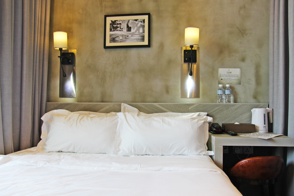 hotel-yan-deluxe-room-singapore-bed-queen-sized-bed
