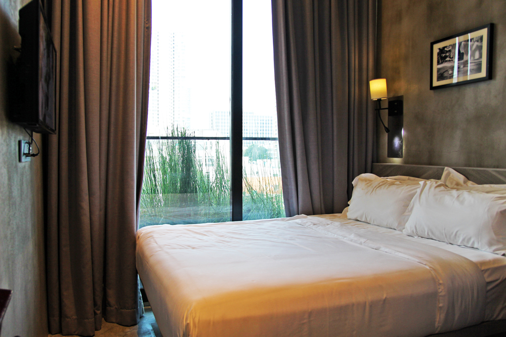 hotel-yan-deluxe-room-singapore-bed-room-with-a-view