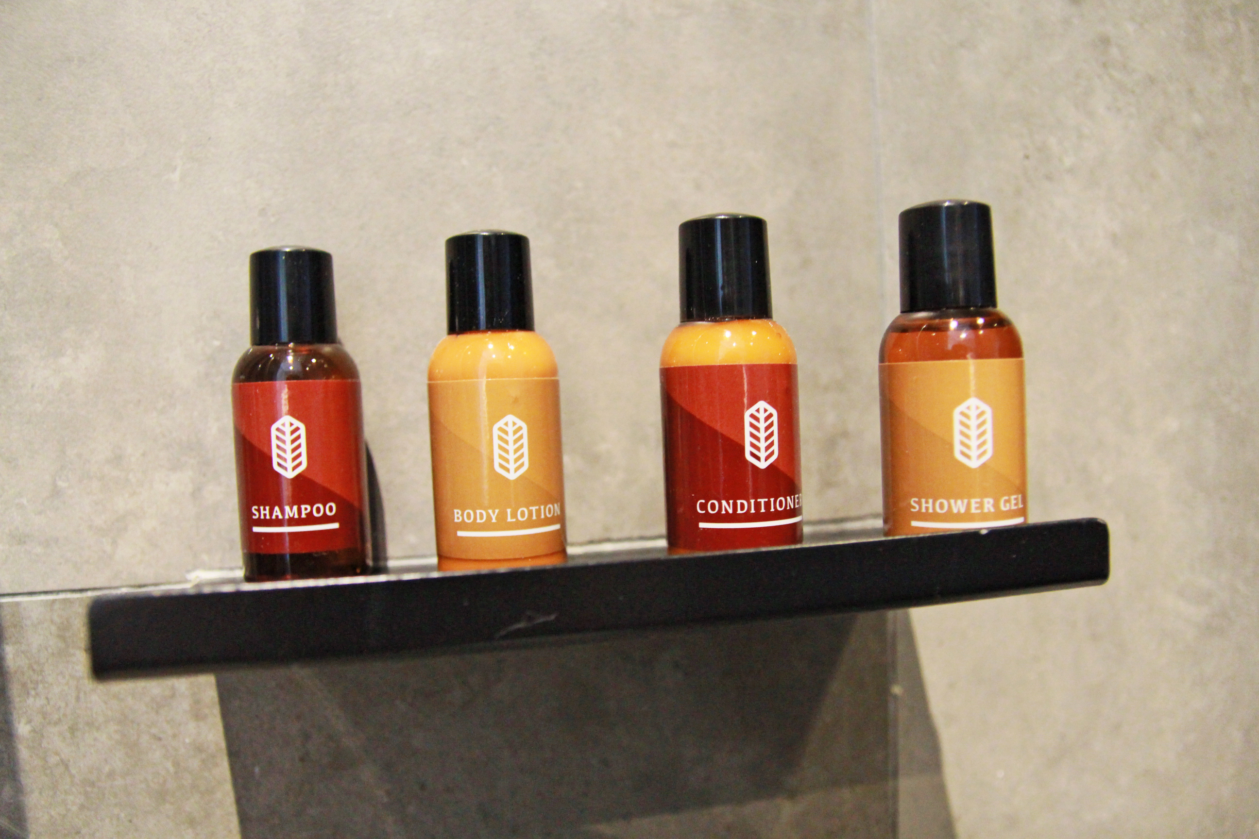 hotel-yan-singapore-shower-toilet-shampoo