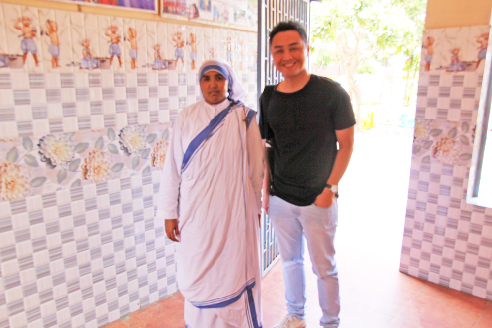 mother-teresa-nun-at-orphanage-in-agra-india-tourist
