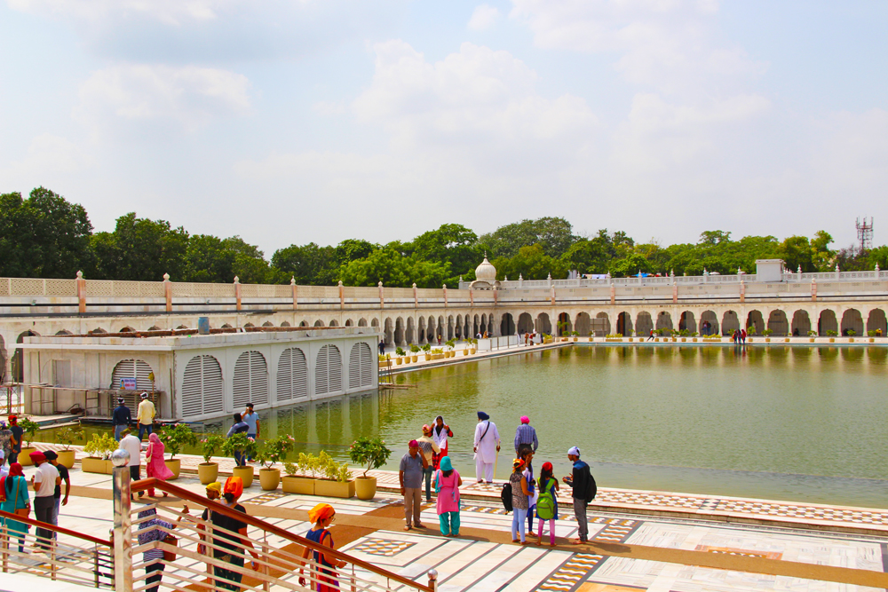 sikh-gurudwara-bangla-sahib-river-house-of-worship-delhi-volunteers-prepare-food