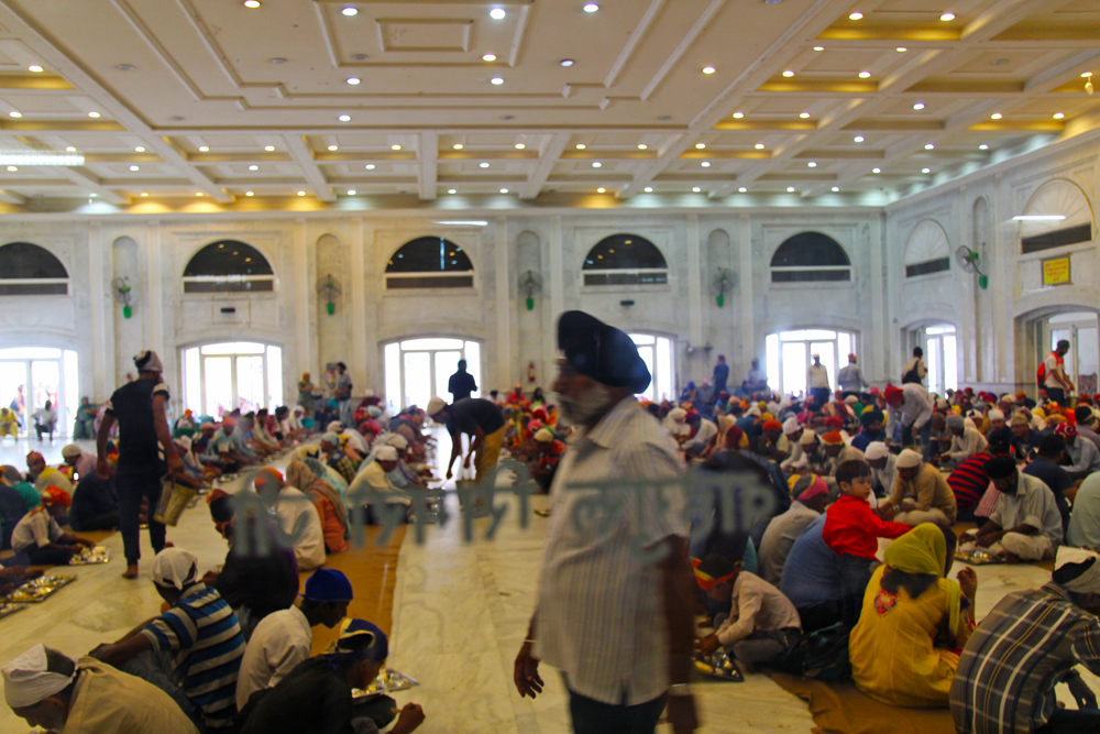 sikh-center-volunteers-feeding-program