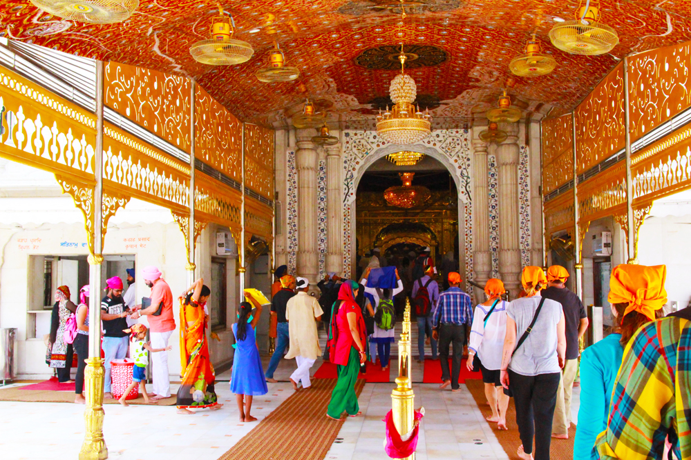 sikh-entrance-gurudwara-bangla-sahib-house-of-worship-delhi-volunteers-prepare-food