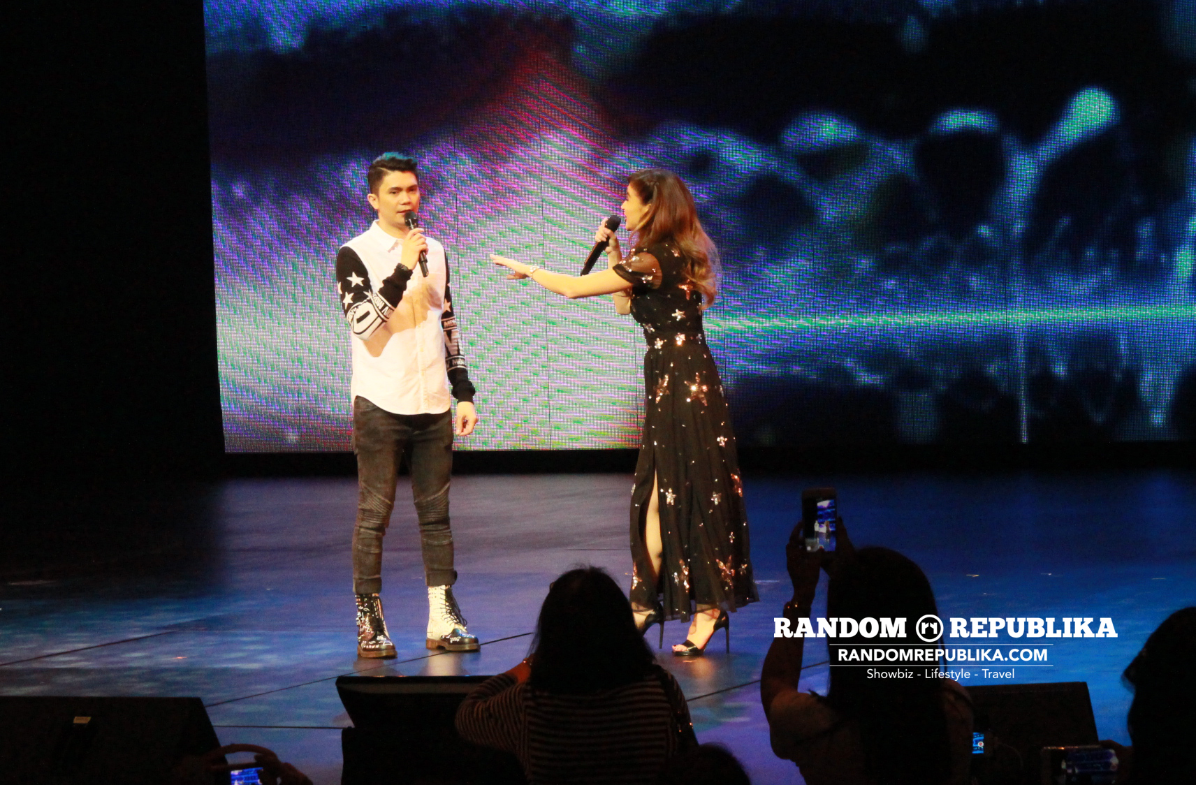 vhong-navarro-and-anne-curtis-kabayan-lets-on-stage-at-resorts-world-theatre-singapore-2016-3