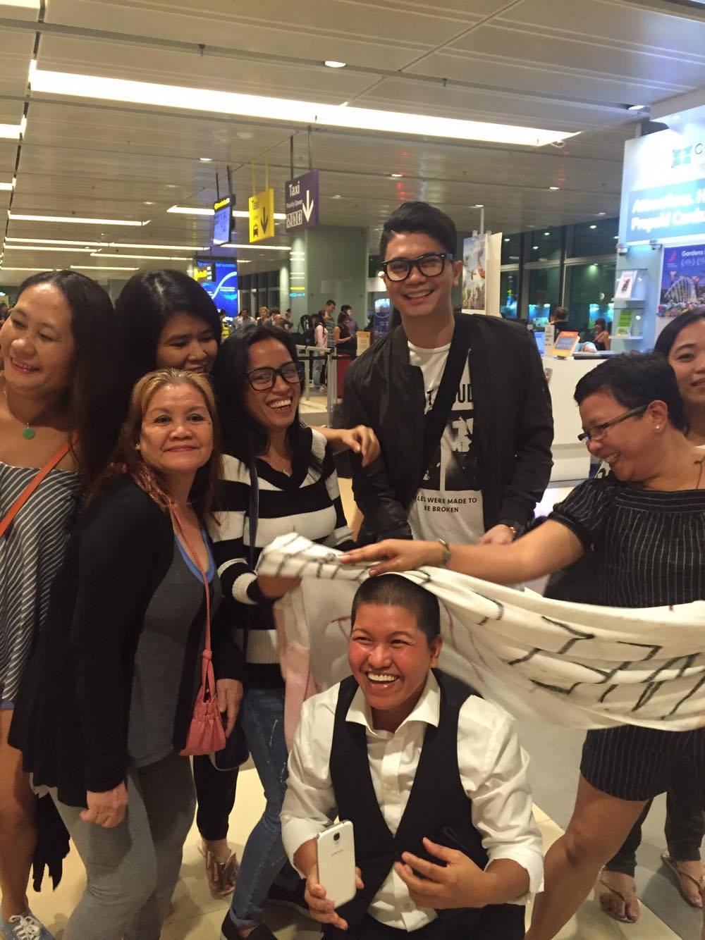 vhong-navarro-having-fun-with-fans-in-singapore