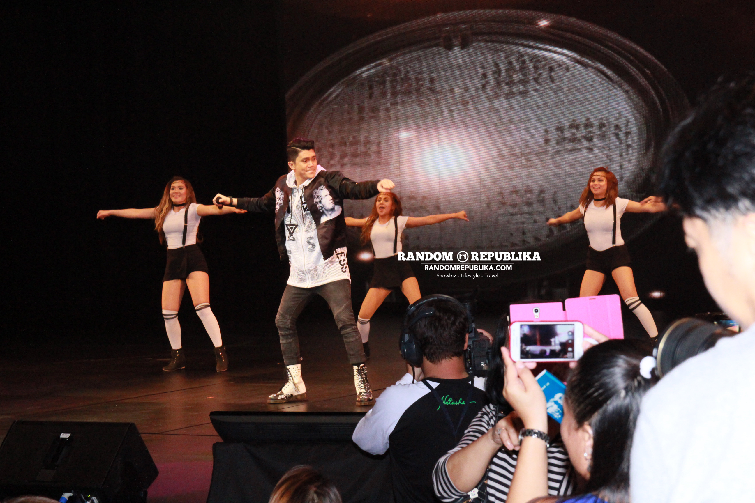 vhong-navarro-performs-concert-singapore-resorts-world-theatre-sentosa-kabayan-lets-go-4