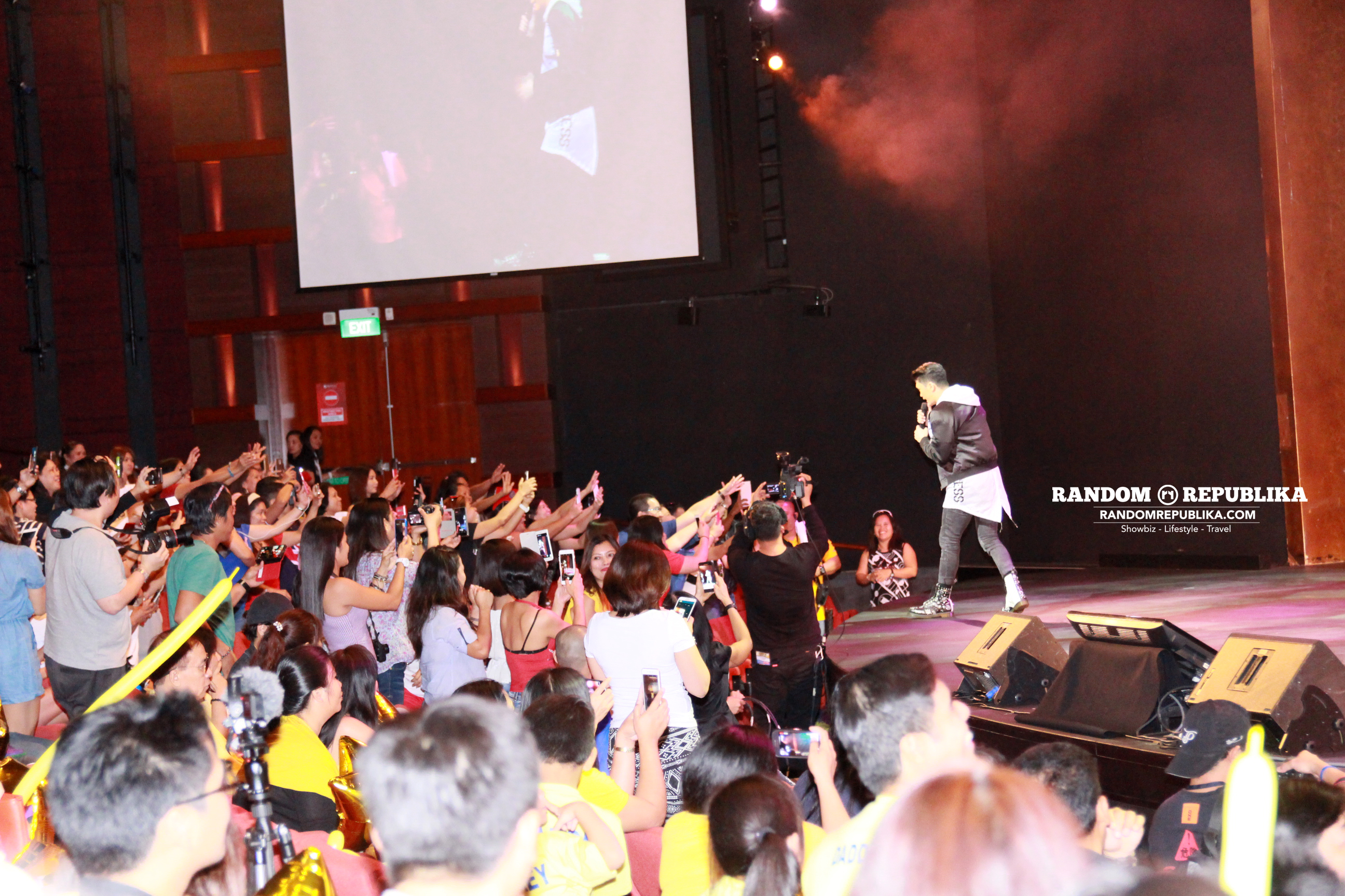 vhong-navarro-performs-concert-singapore-resorts-world-theatre-sentosa-kabayan-lets-go-5