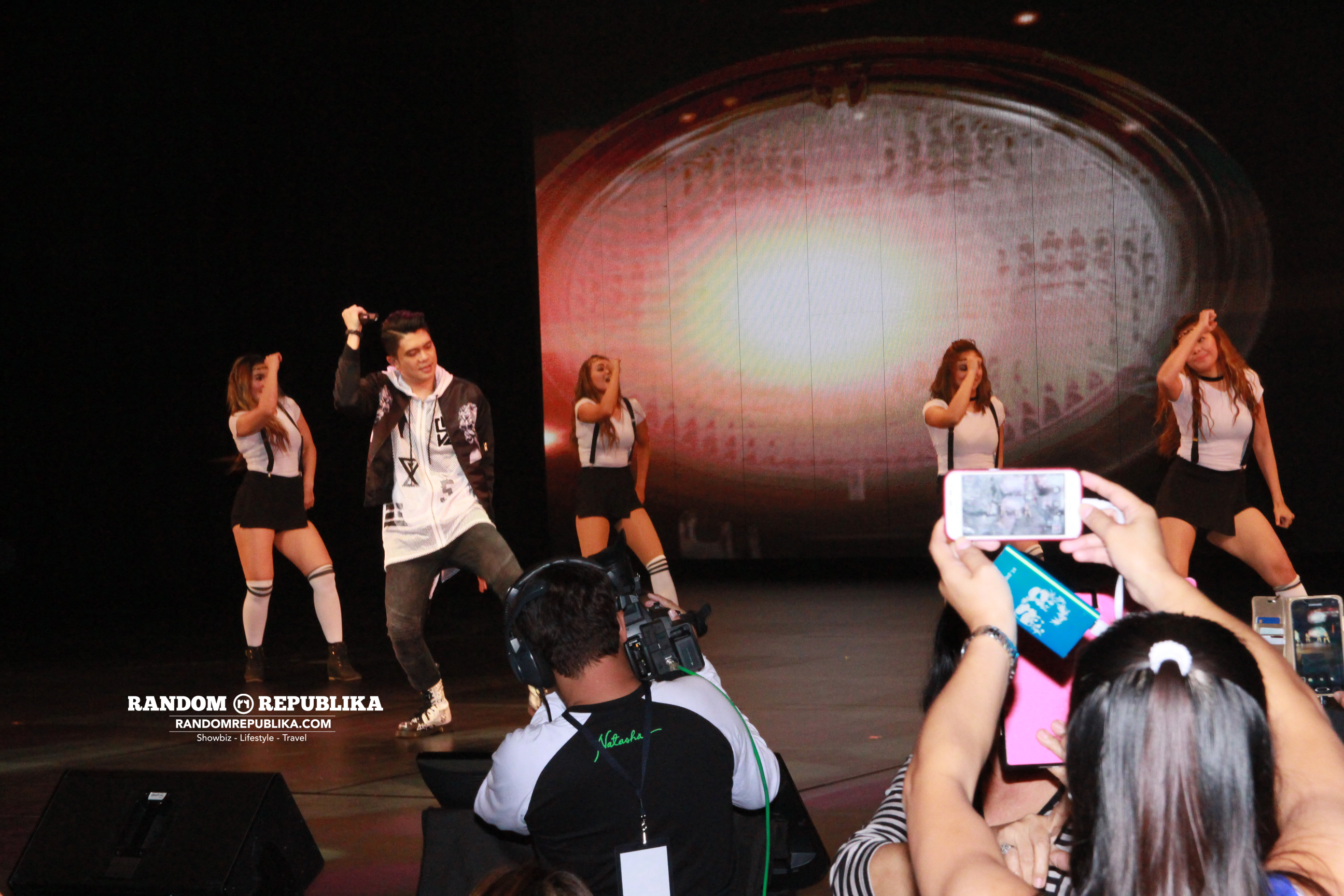 vhong-navarro-performs-concert-singapore-resorts-world-theatre-sentosa-kabayan-lets-go-7
