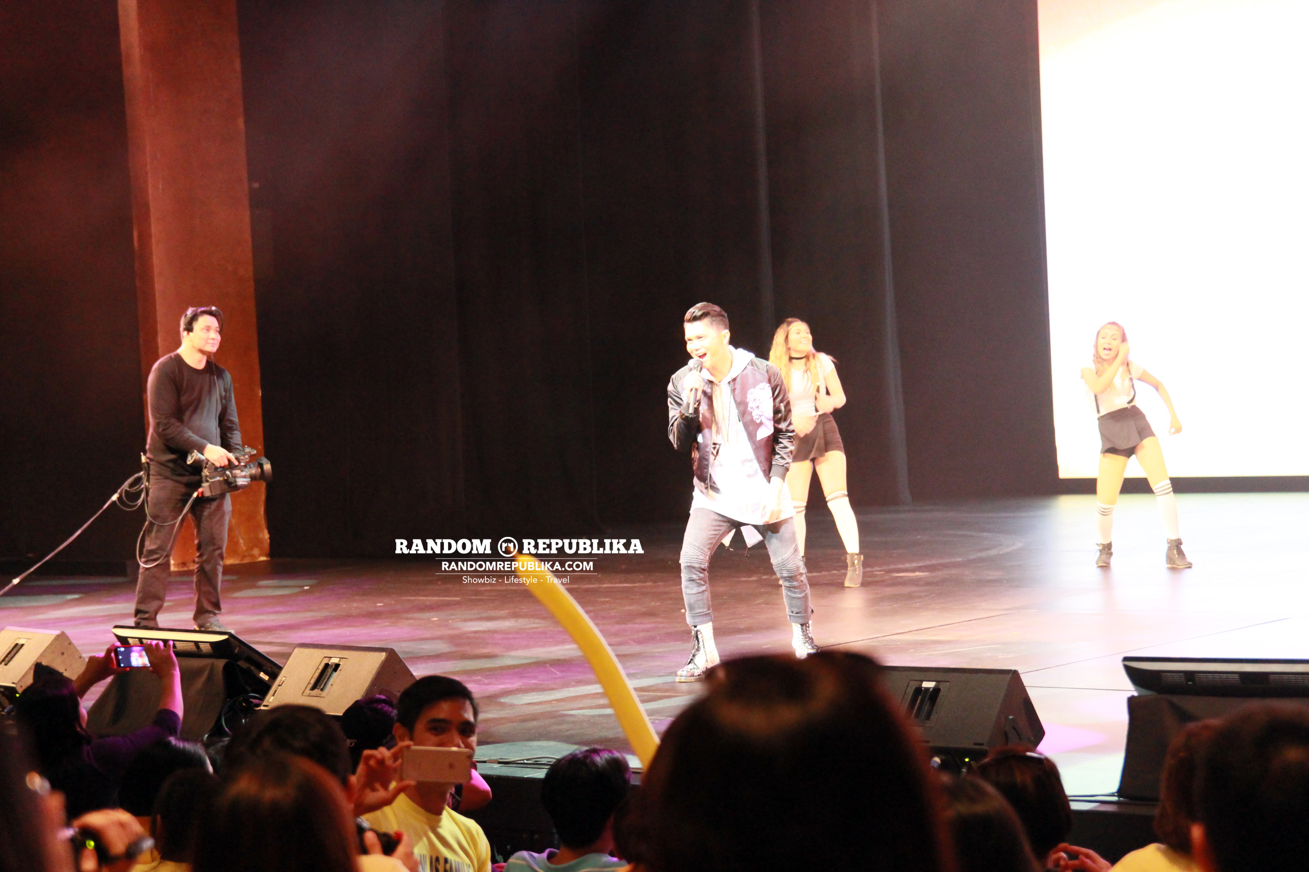 vhong-navarro-performs-concert-singapore-resorts-world-theatre-sentosa-kabayan-lets-go-8
