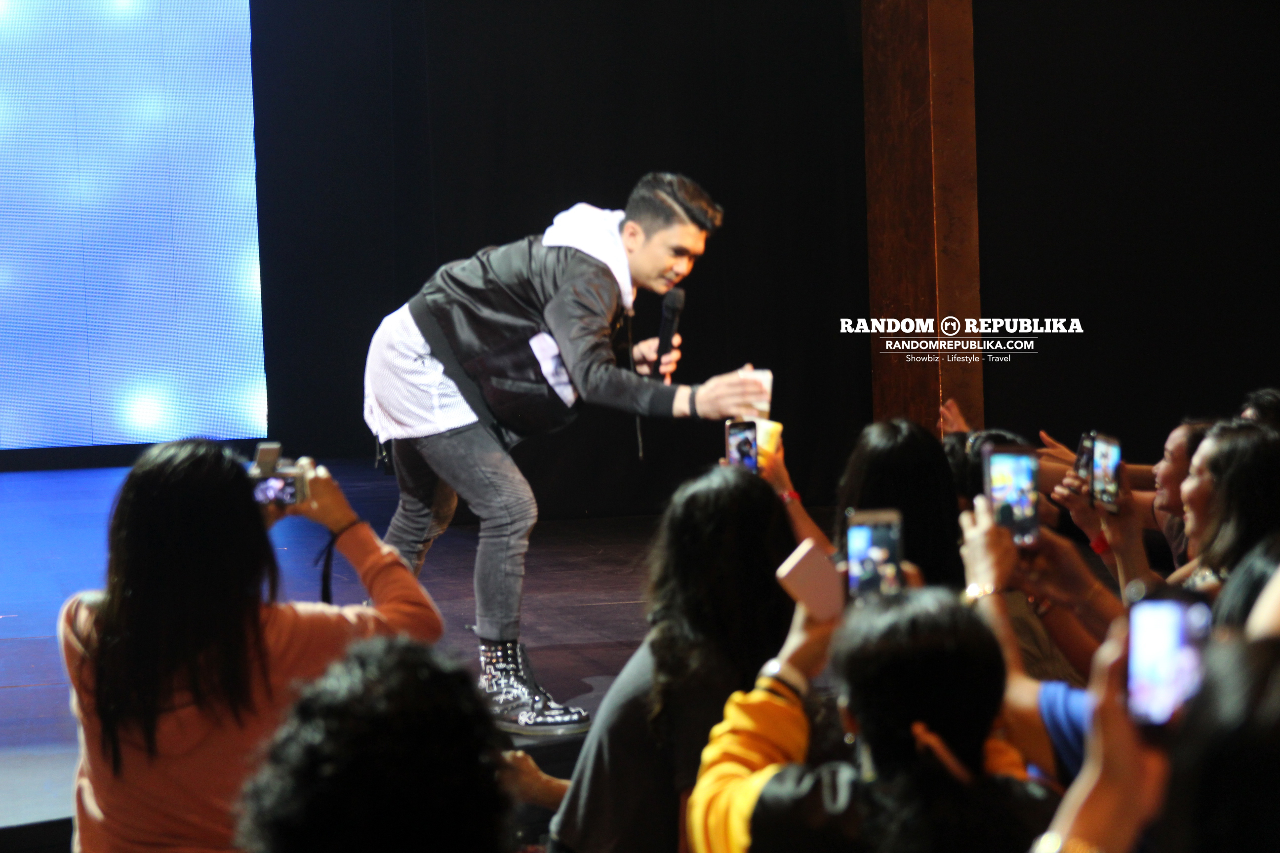 vhong-navarro-selfie-with-fans-singapore-resorts-world-theatre-sentosa