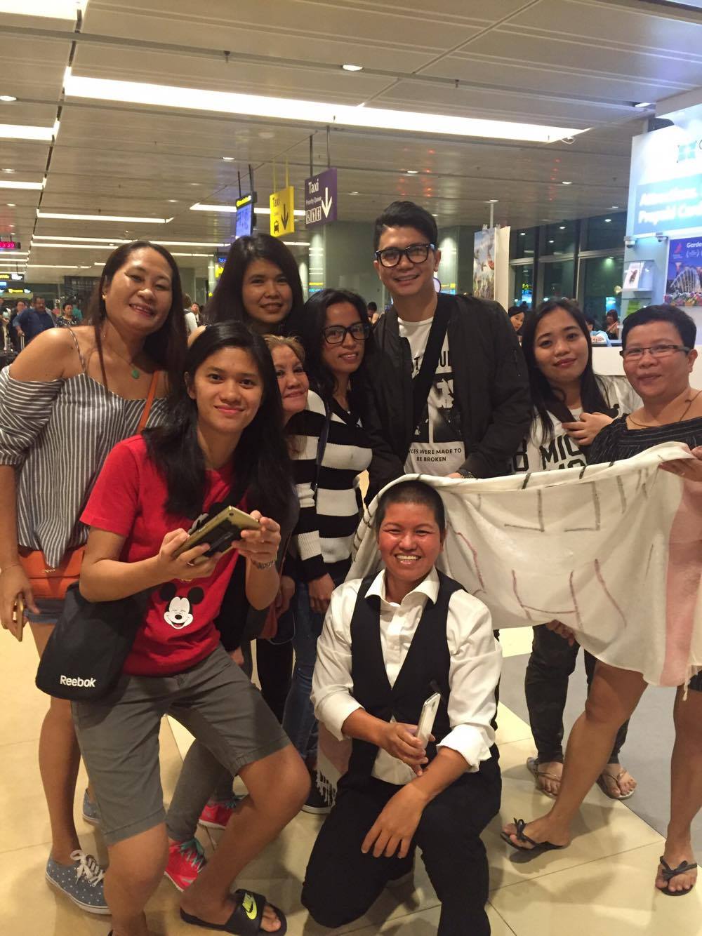 vhong-navarro-welcomed-by-fans-arrival-in-singapore-2016