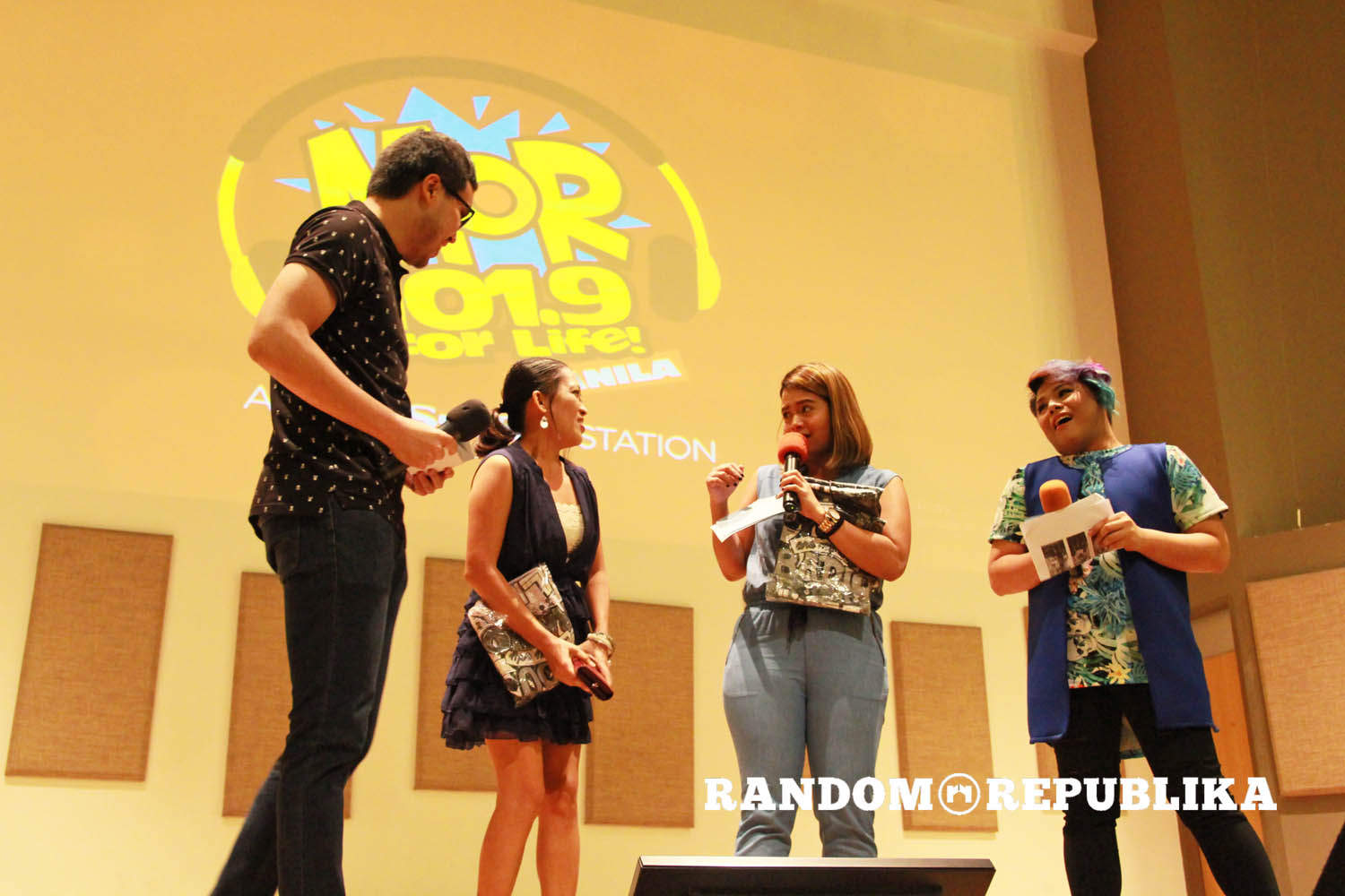 dj-chacha-jhaiho-martin-concio-with-contestant-mor-live-in-singapore