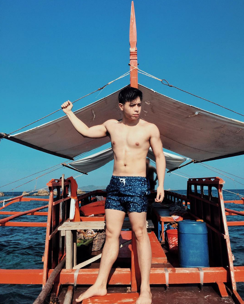 jason-dy-topless-sexy-hunk-naked-singer