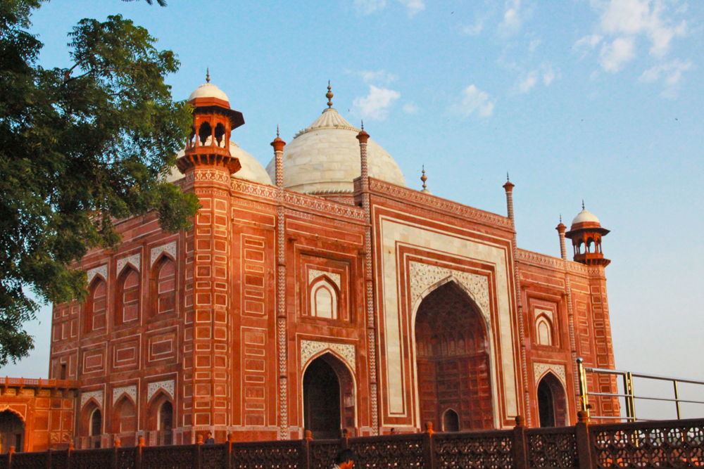taj-mahal-gate-garden