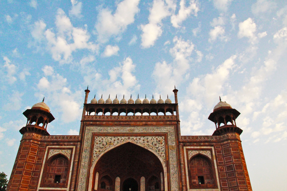 taj-mahal-gate-sky-morning