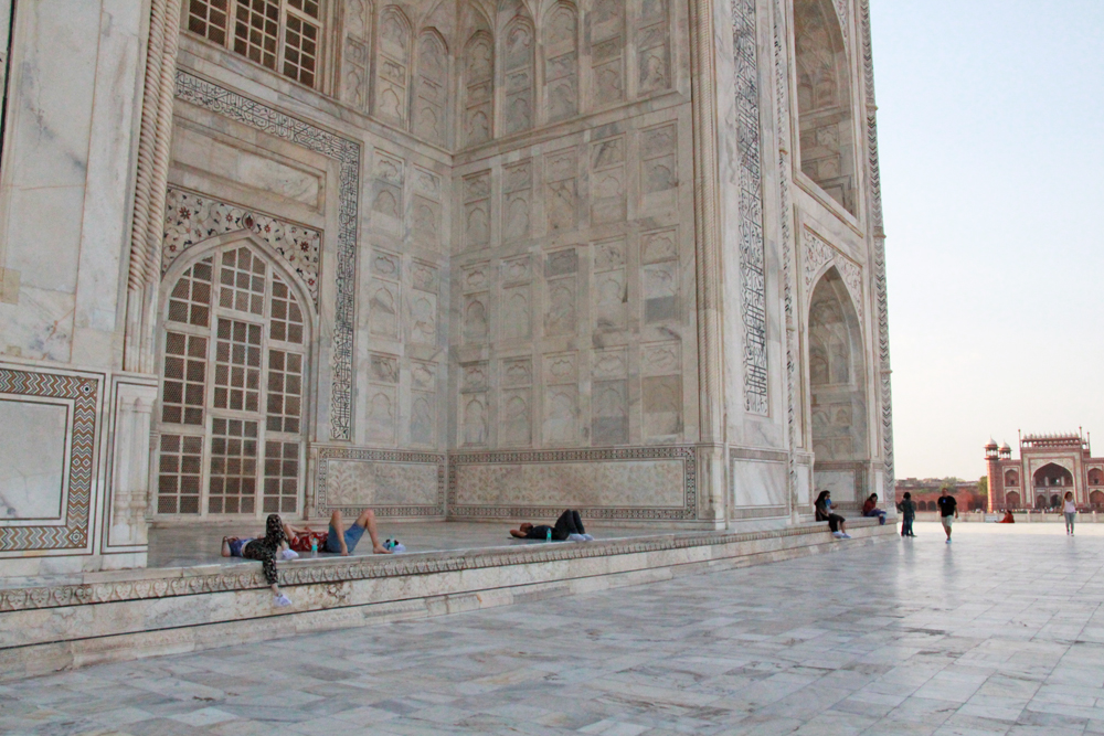 taj-mahal-ivory-marble-walls-corners-facade