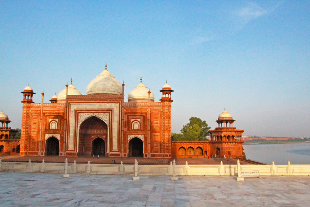 taj-mahal-side-mosque-agra-india
