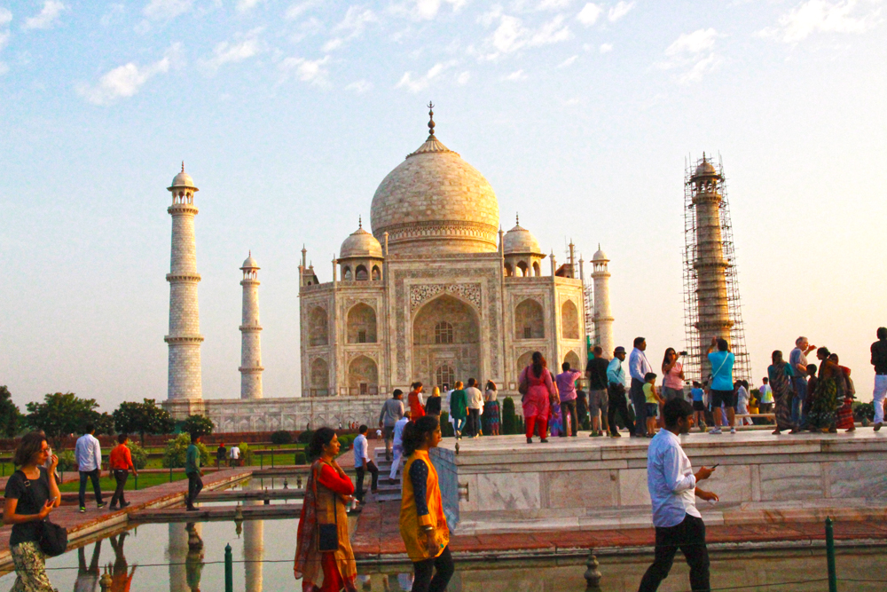 taj-mahal-visitors-front-photo