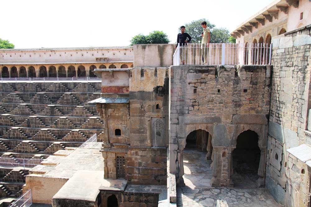 chand-baori-ancient-stepwell-tourists-guests-india-jaipur-rajasthan-people-face-of-indian-batman-film-location-hindu-carving