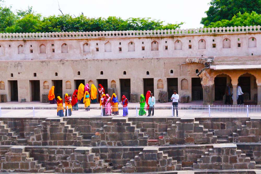chand-baori-stepwell-ancient-india-jaipur-rajasthan-people